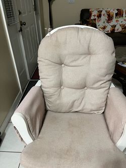 Very clean armchair in good condition; free from pets and cigarette smoke.