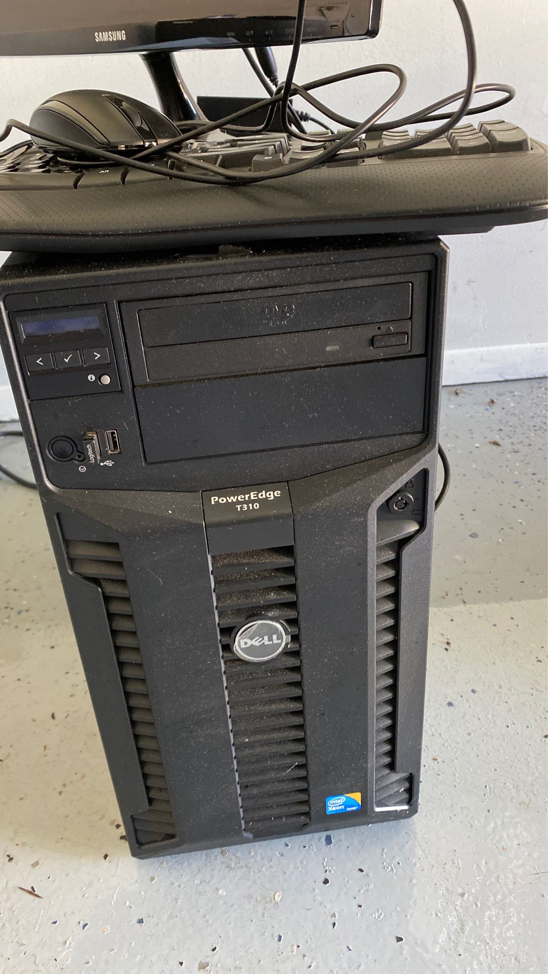 Dell T310 PowerEdge Server / computer with monitor keyboard and mouse