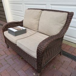 Outdoor patio furniture sturdy wicker loveseat with brand new cover