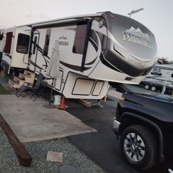 2015 Montana 5 Slide Outs !