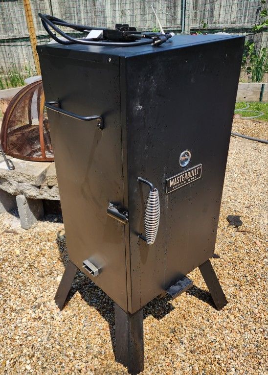 Masterbuilt Adventure Series Wood Chips Vertical Smoker Black for Sale in Streamwood, IL OfferUp