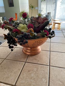 Fruit bowl with copper colander
