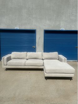 Living Spaces sectional couch 🛻 delivery available🛻