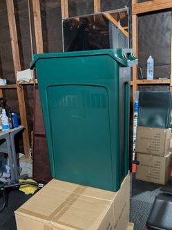 Rubbermaid Slim Jim Green 23 Gal. Trash Can