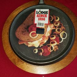 Lodge Cast Iron Skillet & Wood Underliner