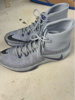 Nike basketball Kobe shoes barely used small brown mark on toe size 11
