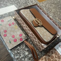 Brown coach Women’s purse and wallet set. 
