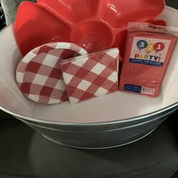 Picnic Bucket, Ice Tub, Tablecloth, Napkins 