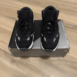 Jordan 11 Low IE 'Black White'