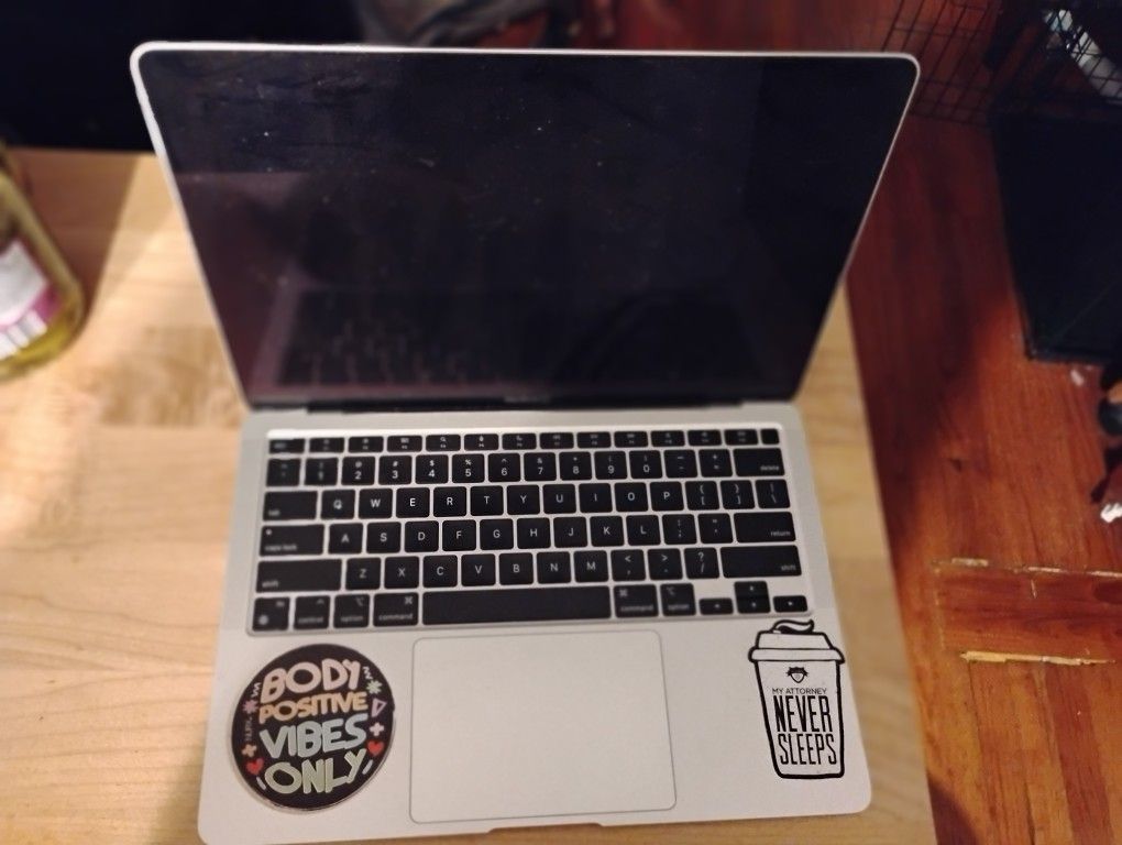 MacBook Air M1 Perfect Condition No Scraches At All. 