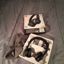 JBL Live 670 NC Headphones