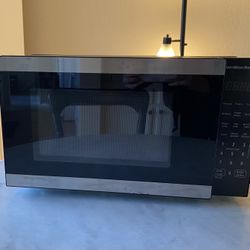 LIKE NEW Hamilton Beach Microwave 