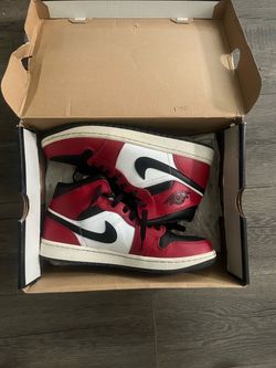 Air Jordan 1 Mid Chicago Black