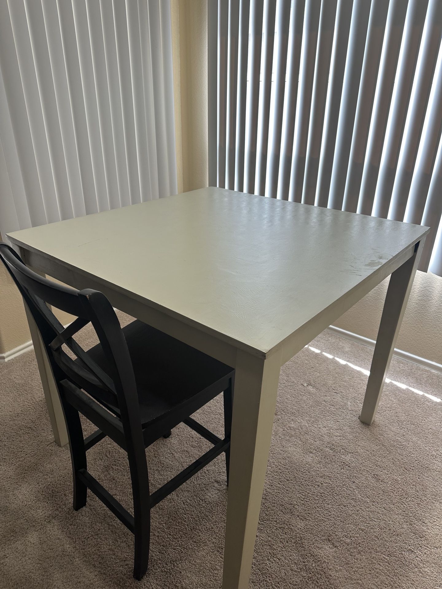 Dining Room table with 4 Chairs