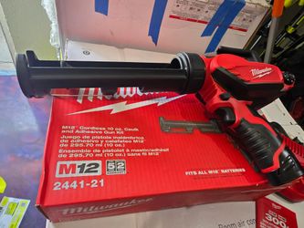 Milwaukee M12 Cordless Caulk and Adhesive Gun Kit