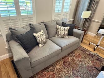 Beautiful Sofa like new with table and lamp