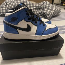 Jordan 1 Mid Signal blue GS