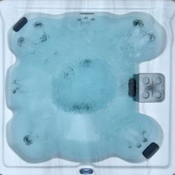 Beautiful & large 7-person 2016 Master Spas /hot tub/ jacuzzi for sale