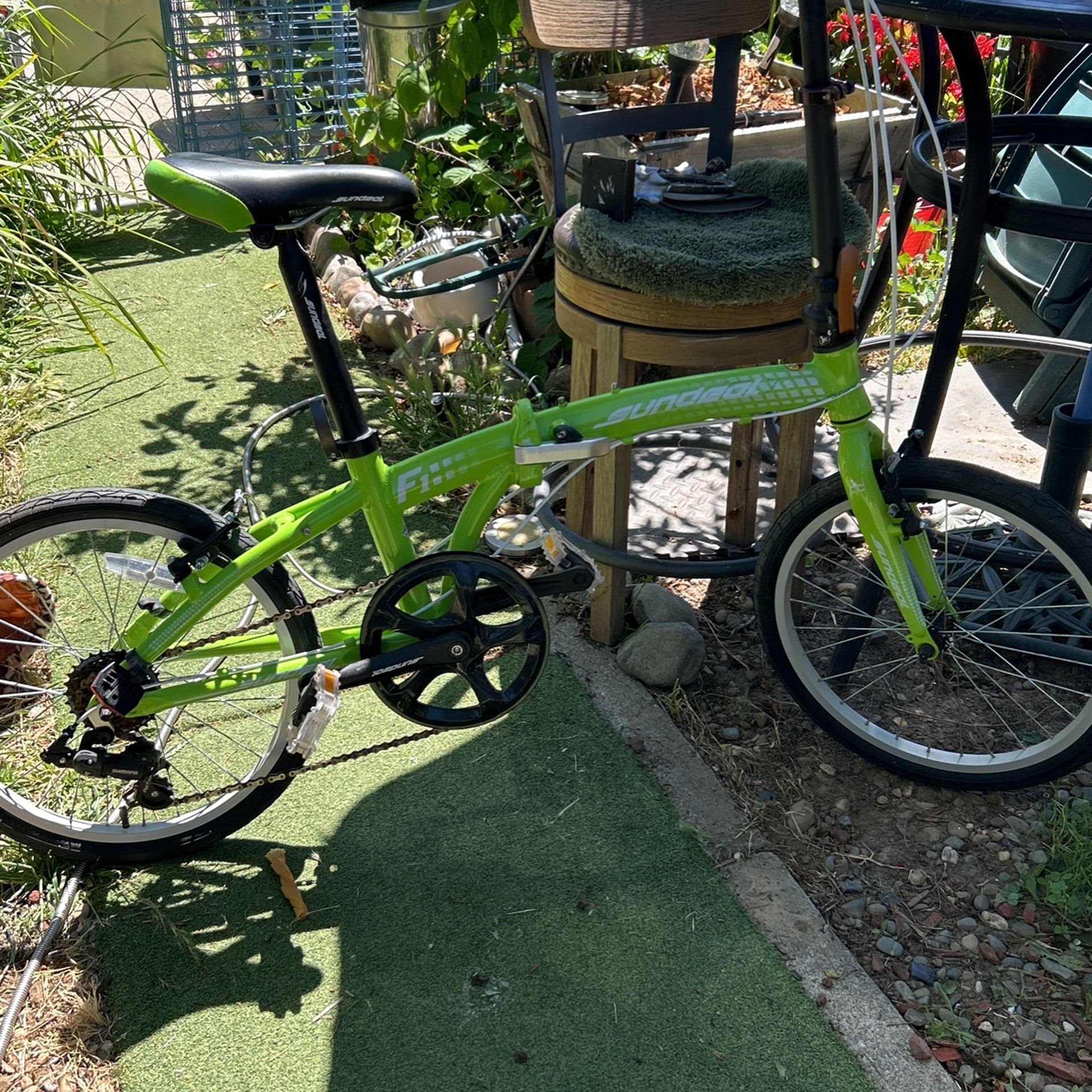 FOLDUP BIKE- F1 SUNDEAL, 7 Gears, Bright Green, In Good Condition Adjustable To Any Size (adults and Teens)