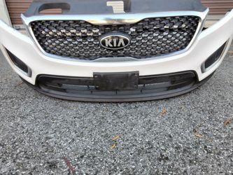 2016-2018 Kia Sorento complete front bumper with all the accessories OEM.