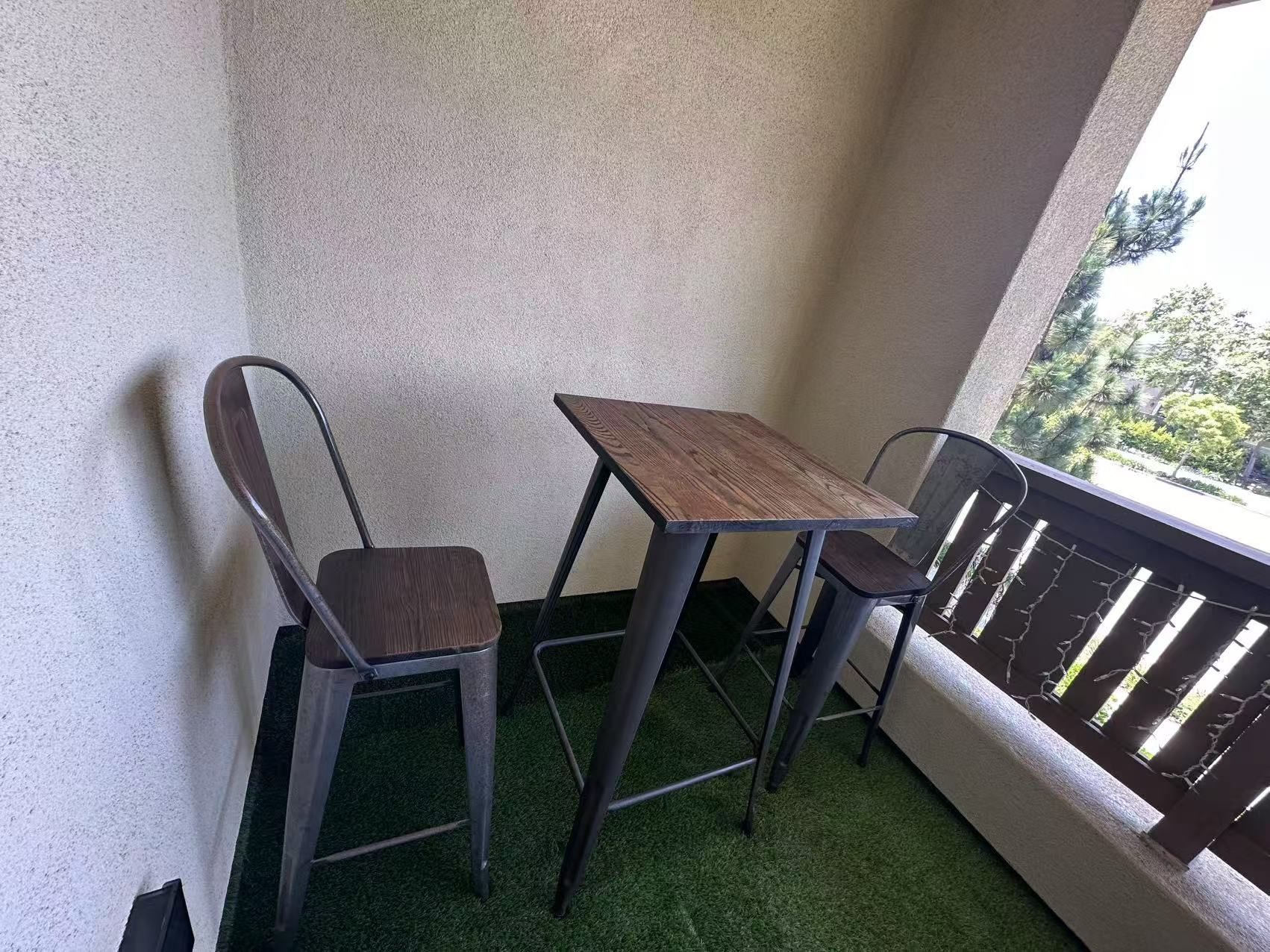 Bar table with 2 bar stools