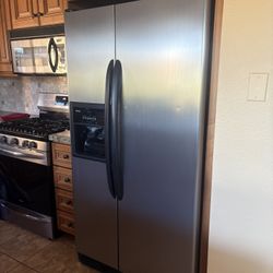 Kenmore Refrigerator & Freezer - Functions Well With Low Price!