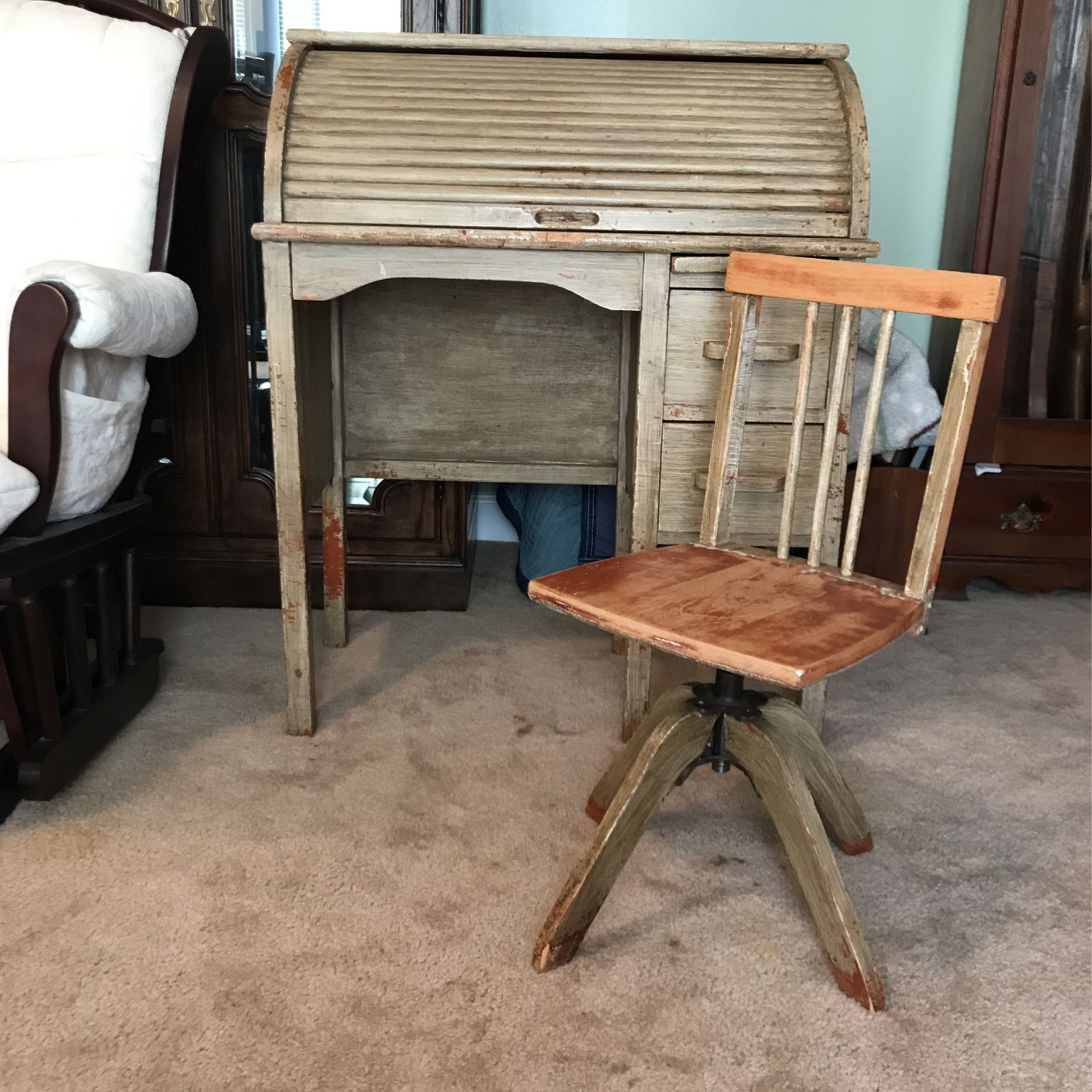 Nice ! Vintage Antique Wooden DYI Project Child’s Roll Top Desk With Swivel Chair