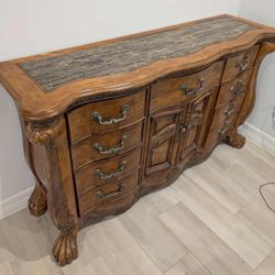 Que Size Bedframe And Dresser ( Deliver Available) 