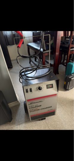 Schumacher 2/40 Amp Battery Charger 200 Amp Starter