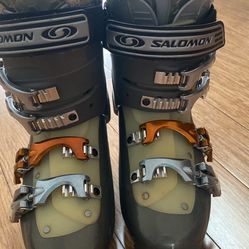 Ski Boots Size US61/2    38 Women’s 
