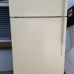 GE REFRIGERATOR WORKS PERFECTLY 