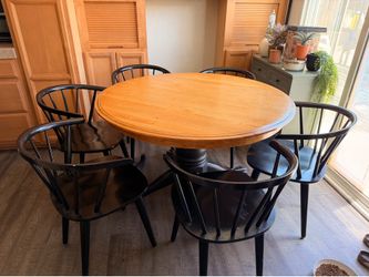 Dutch crafters Amish built table with spindle chairs