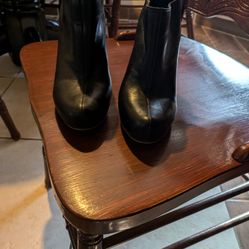 Sam Edelman New York Leather High Heels Boots Low Cut, size: 5 M/with Zipper on back, elastic side. School, Work, party, cold, style. Women, Teen.
