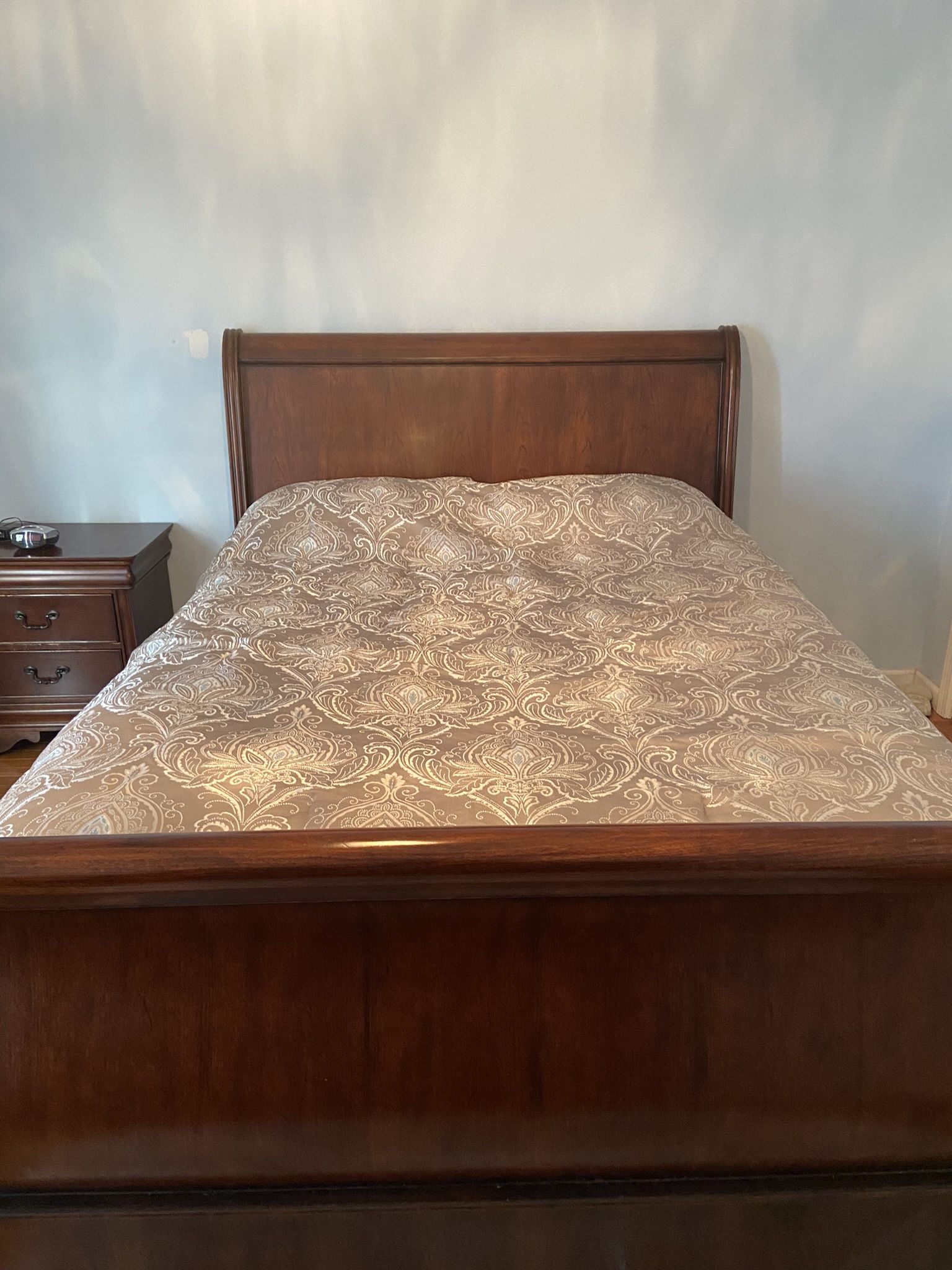 🛏️ Bedroom Furniture Set – Solid Wood Sleigh Bed, Dresser & Nightstand 🪞