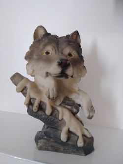 Cool wolf statue/figurine