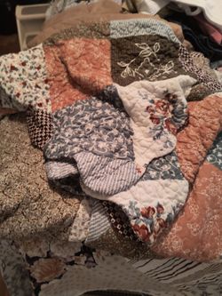 Over size king bedspread with 2 king pillow shams