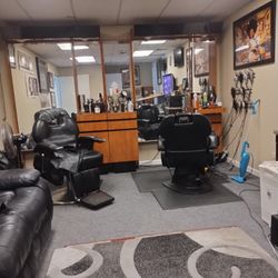 NOW SEEKING BARBER 💈 OR BRAIDER FREE TWO WEEKS TO START.(contact info removed) 