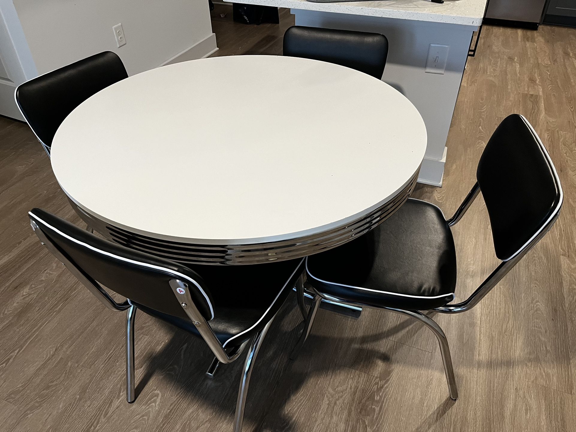 Vintage Style Kitchen Table And Four Chairs.