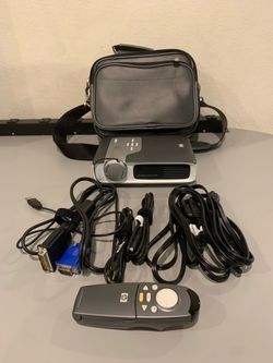 HP Projector with carrying case and remote