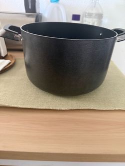 Free pot and plastic bowls / gratis