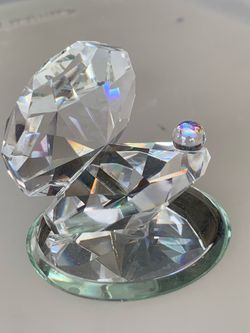 Crystal clam with a pearl