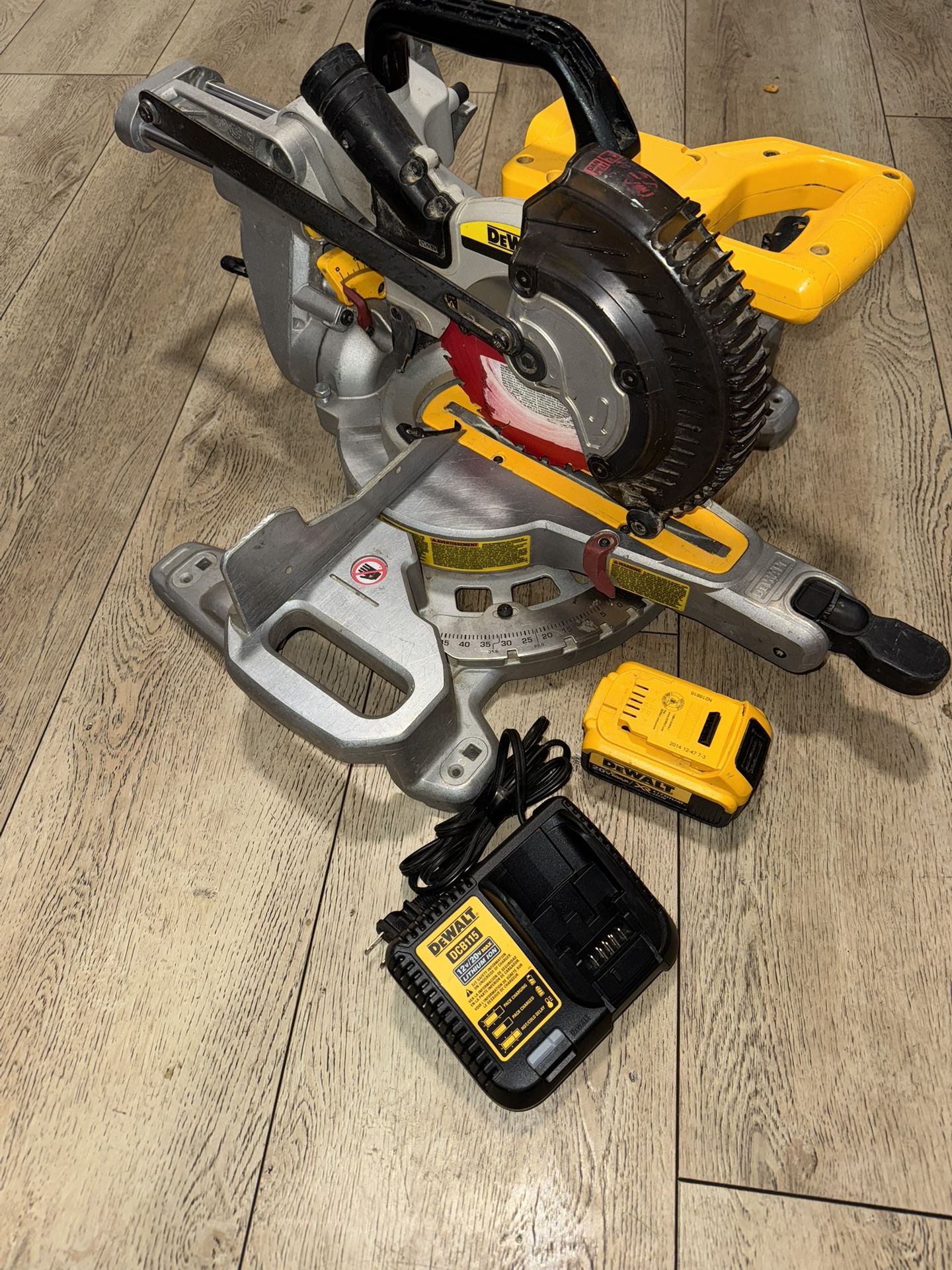 Miter Saw 20v Con Batería Y Cargador