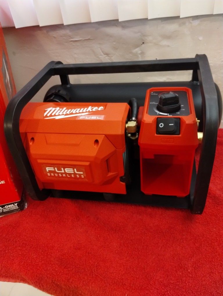 M18 MILWAUKEE FUEL Air Compresor TOOL Y BATERÍA $299 Fijo