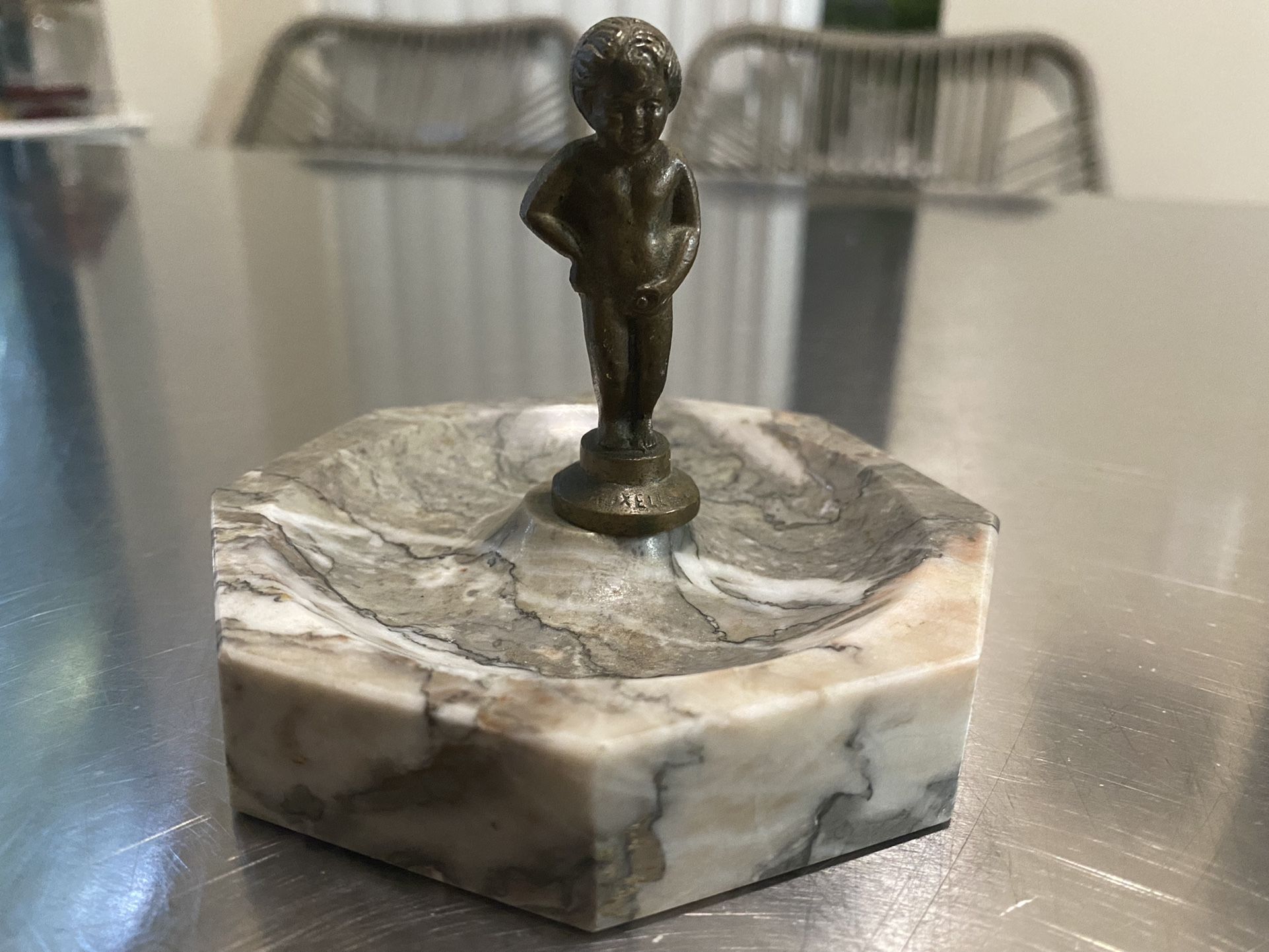 VINTAGE BRUSSELS BELGIUM BOY PEEING BRASS MARBLE ASHTRAY MANNEKEN PIS STATUE