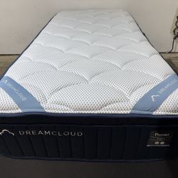 DreamCloud Premier Twin XL Mattress - LIKE NEW! Delivery Available