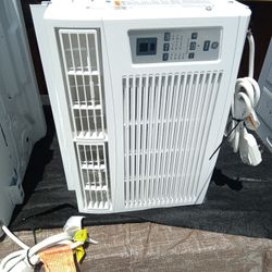 12kbtu's In Like New Cond With Wifi And Is A Smart A/C