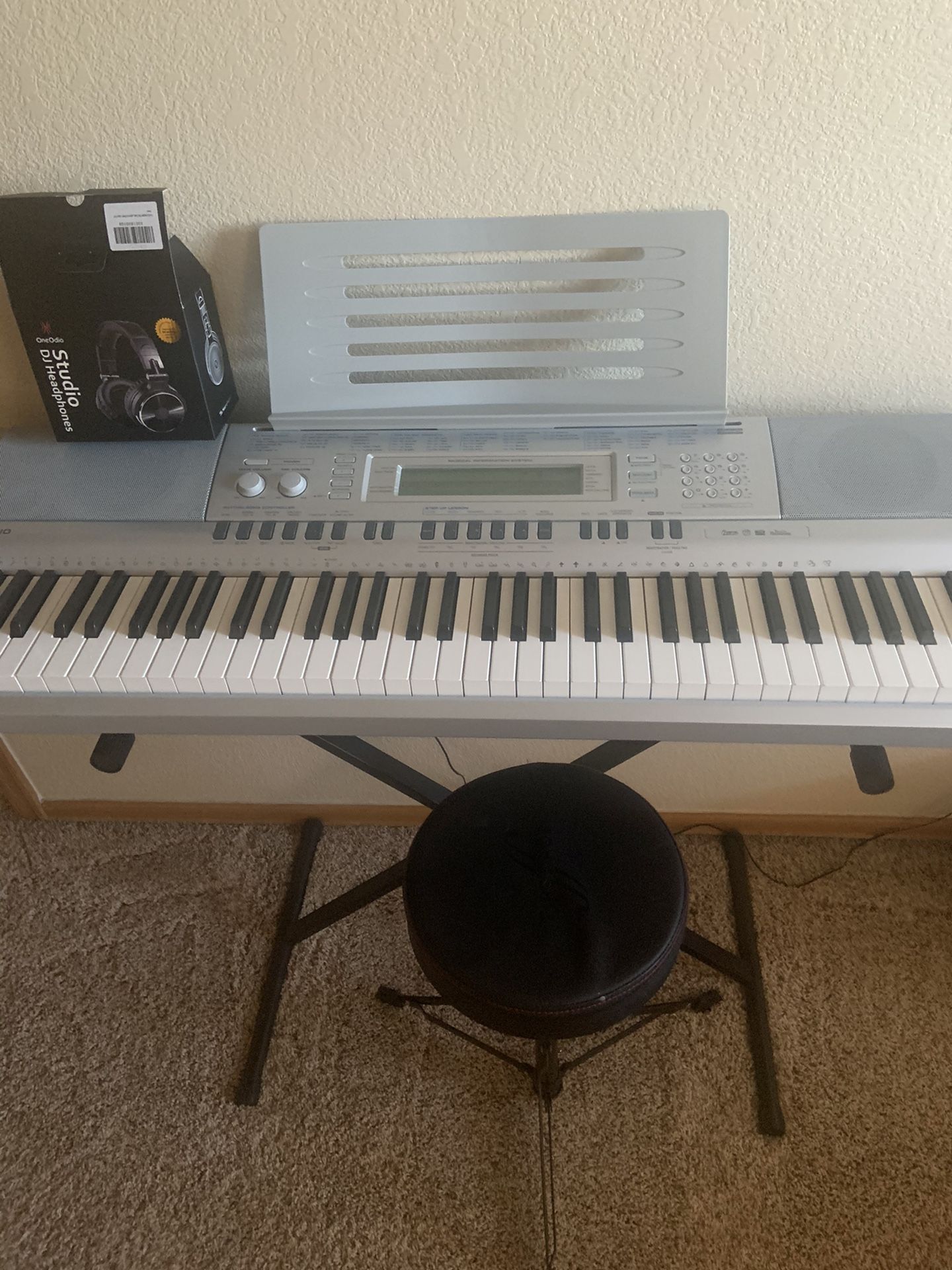 Casio wk 210 with seat and headphones