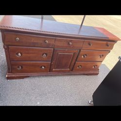 🎁👋VINTAGE BEAUTIFUL  BROYHILL BRAND: DRESSER-9DRAWER 66” X 20” X 30”-, 2 NIGHTSTANDS- 32” X 18” X 30”, TRIPLE MIRROR🎁🥰