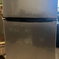 Whirlpool 3.1 cu ft Mini Refrigerator Stainless Steel WH31S1E: Energy Star Certified Dorm Fridge, Reversible Door, 2 Shelves