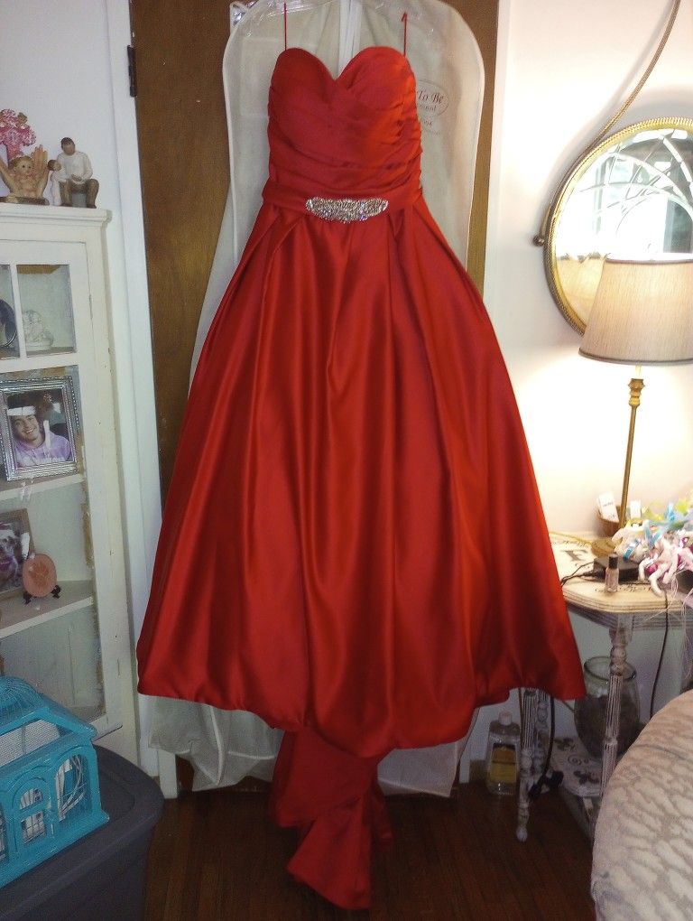 UNIQUE Red Ball Gown Size 20  W/ Sparkle & Pockets! 